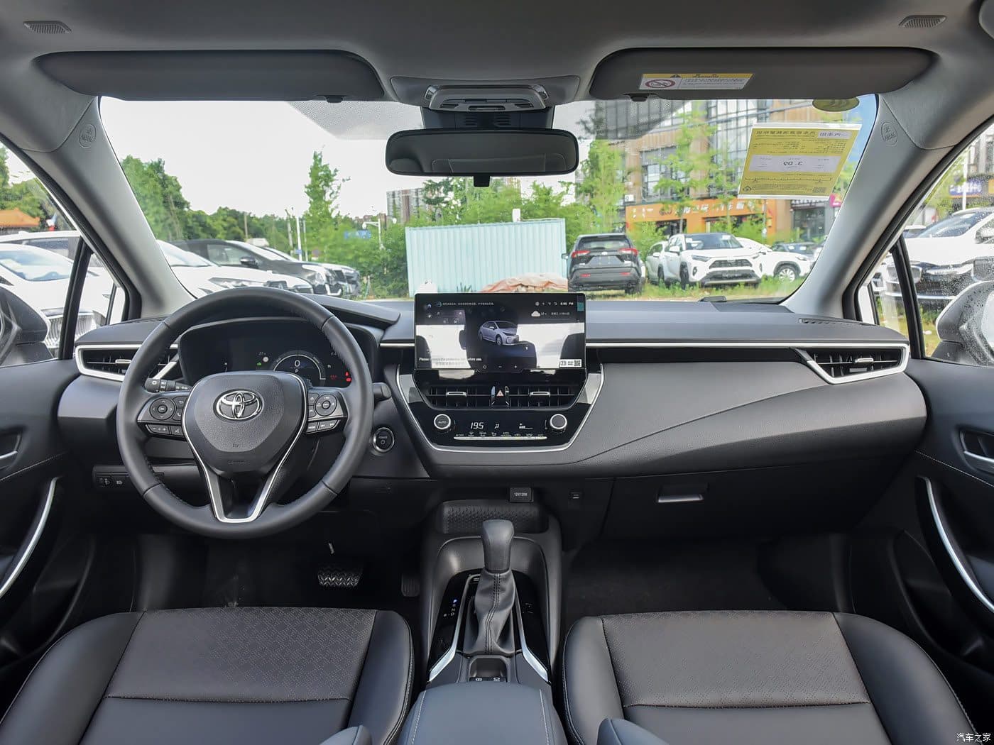 Planche de bord et écran tactile de la Toyota Corolla Hybride 2024