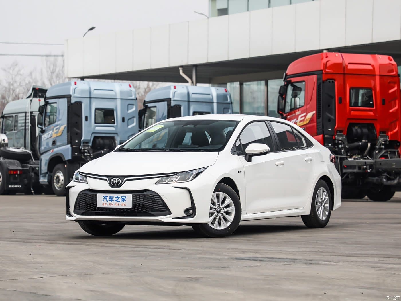 Toyota Corolla 1.8L Hybride 2025 blanche, vue trois-quarts avant — berline hybride à l’export