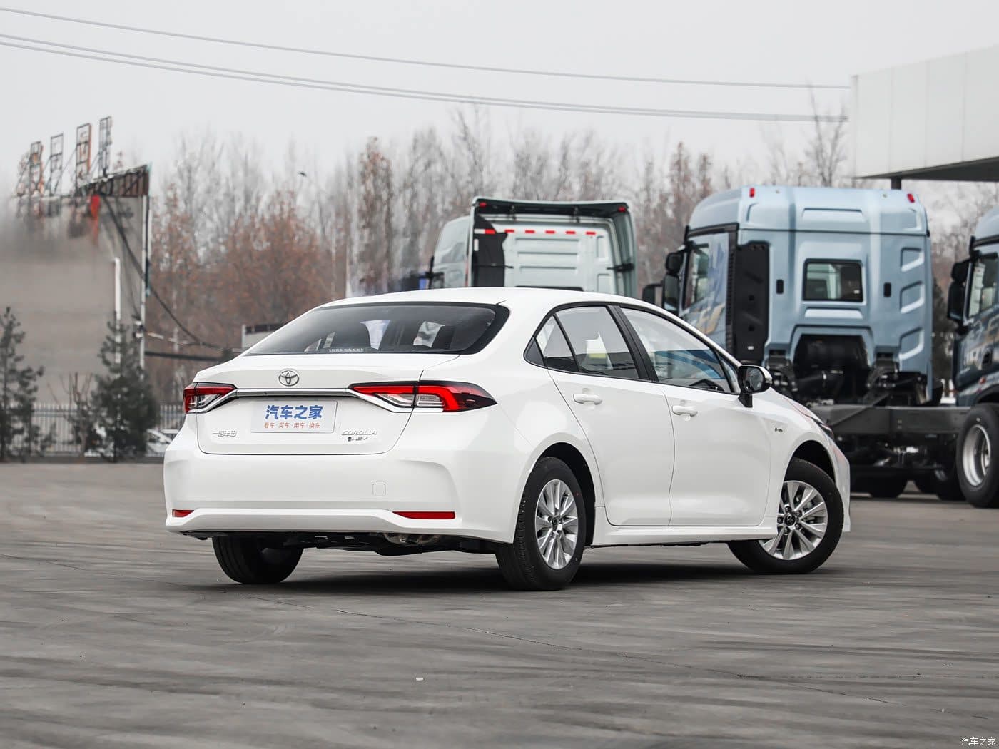 Vue trois-quarts arrière de la Toyota Corolla Hybride 2025