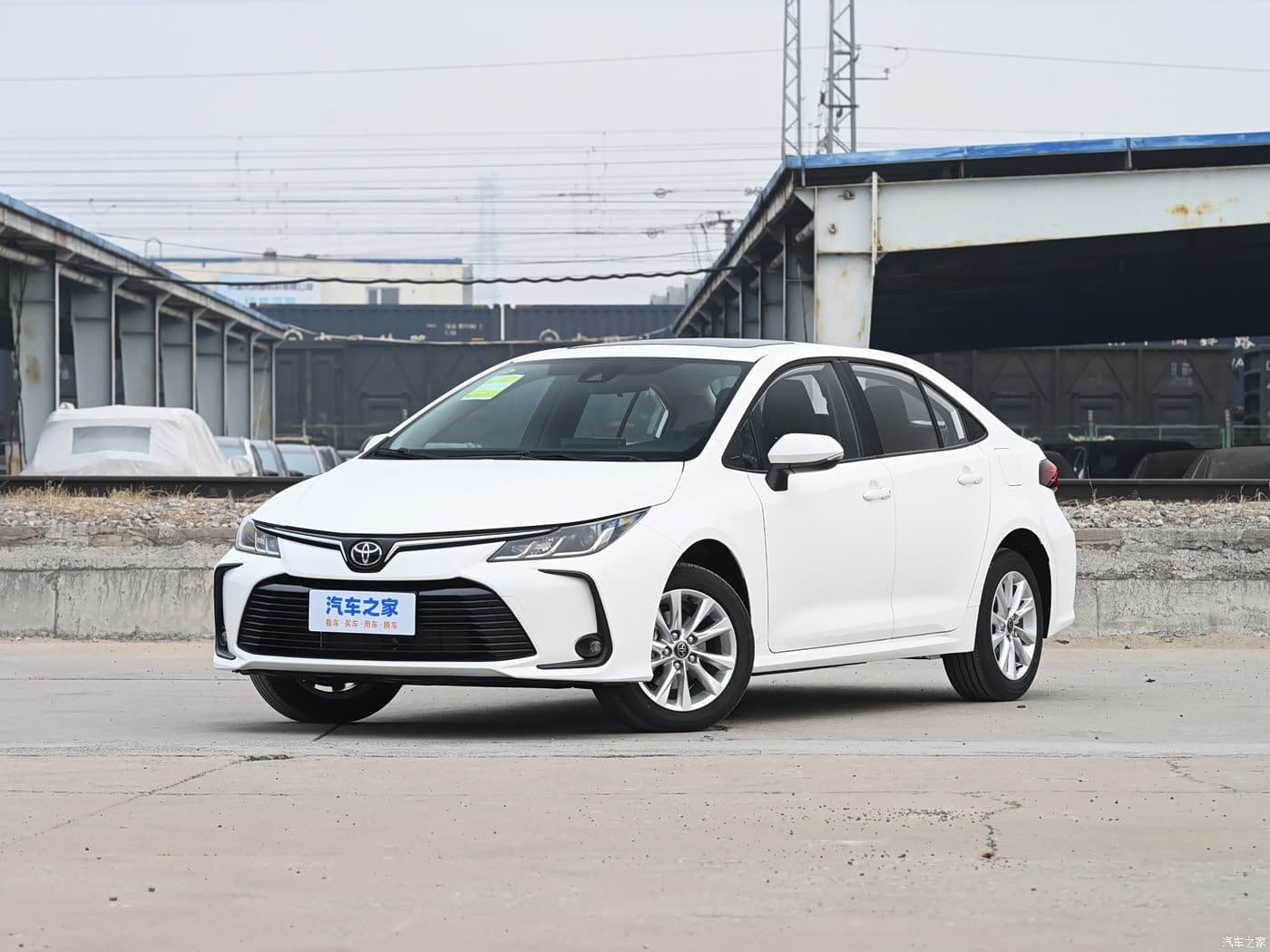 Toyota Corolla 1.2T 2026 Blanc Super, vue trois-quarts avant — berline essence à l’export