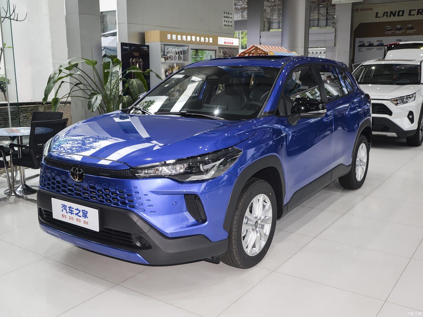 Toyota Corolla Cross 2.0L 2026 Bleu interstellaire, vue trois-quarts avant