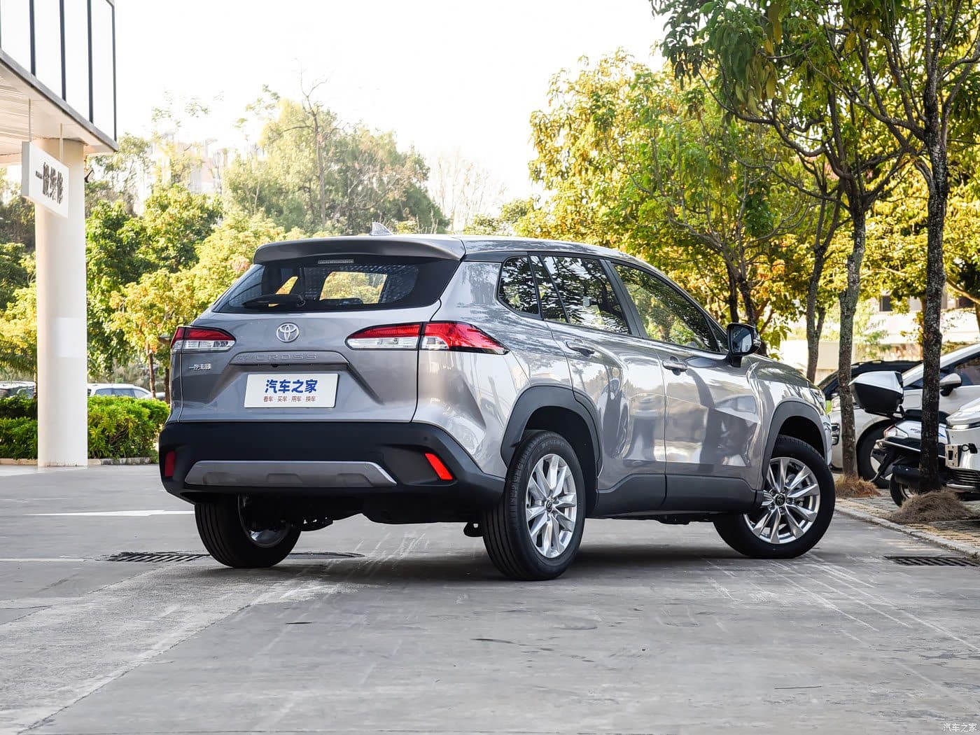 Vue trois-quarts arrière du Toyota Corolla Cross 2.0L 2026