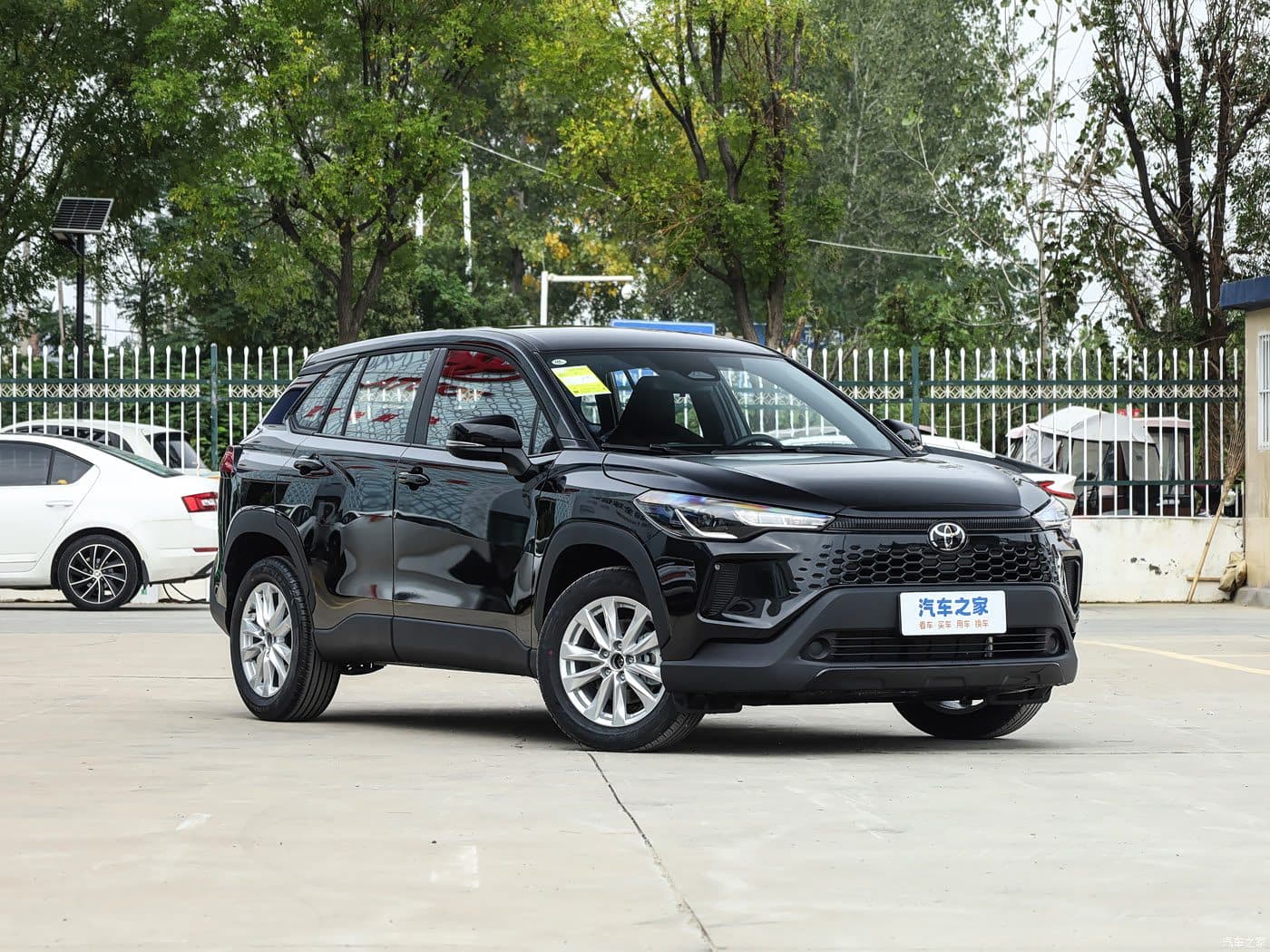 Toyota Corolla Cross Hybride 2026 Noir abysse, vue trois-quarts avant