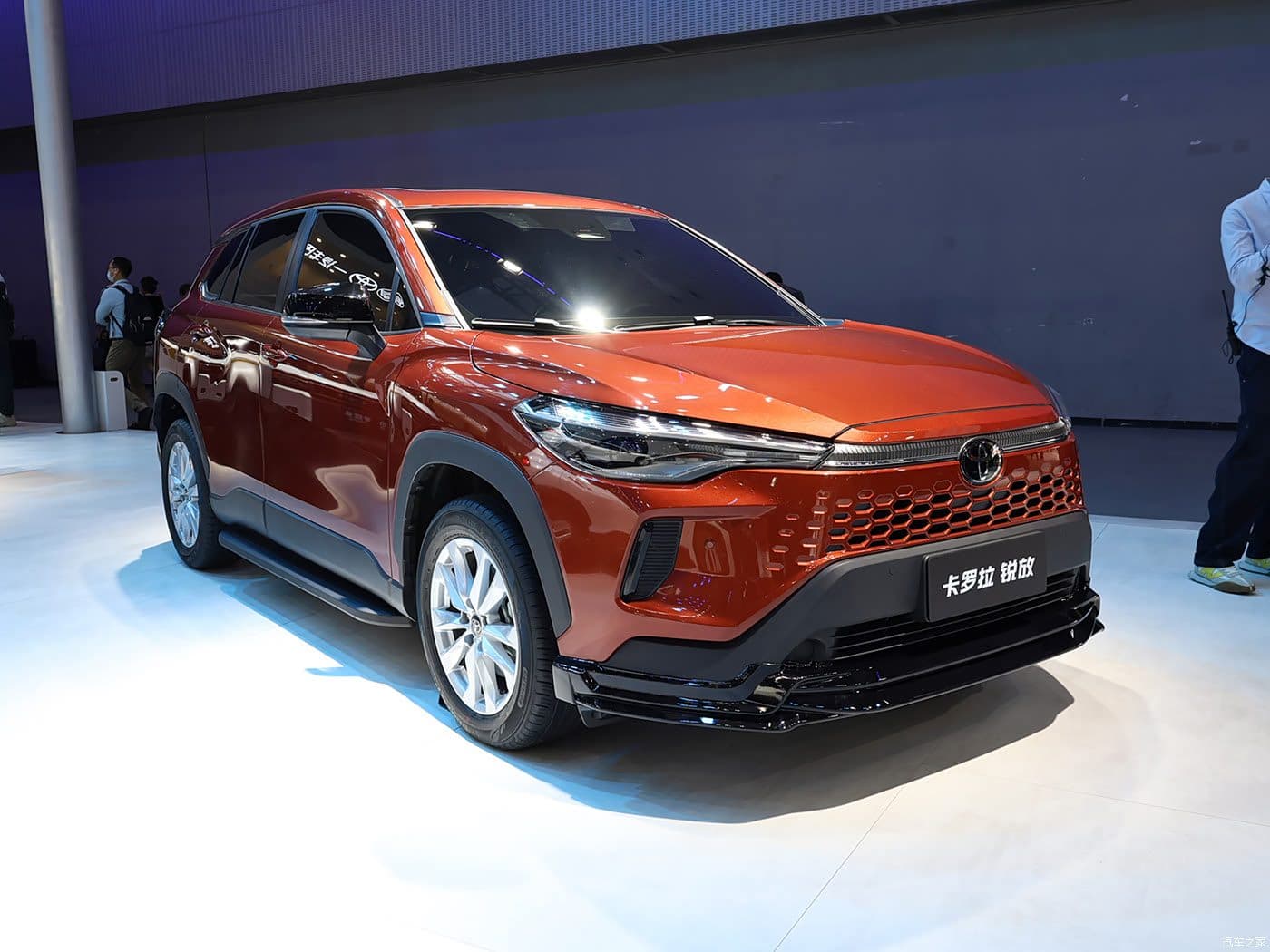 Toyota Corolla Cross 2.0L Hybride 2026 Orange Danxia, vue trois-quarts avant — SUV compact à l’export