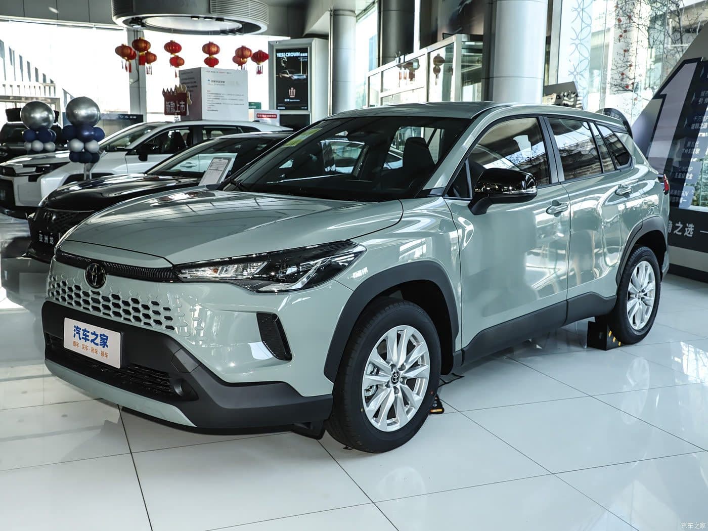Toyota Corolla Cross Hybride 2026 Kaki Milan, vue avant